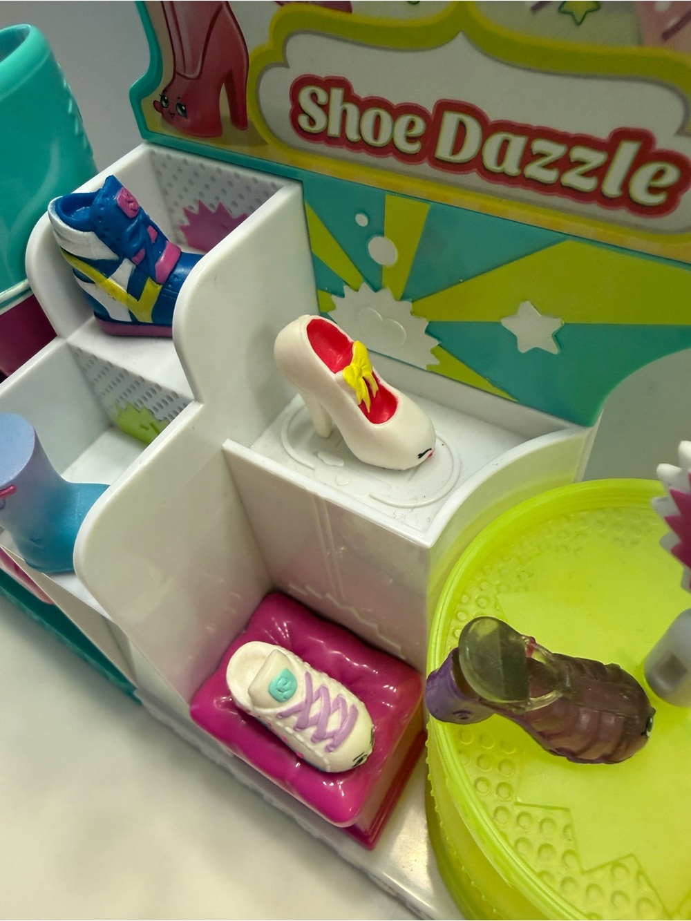 Shopkins mixed lot of 7 figures and Shoe Dazzle accessory - Picture 4 of 6